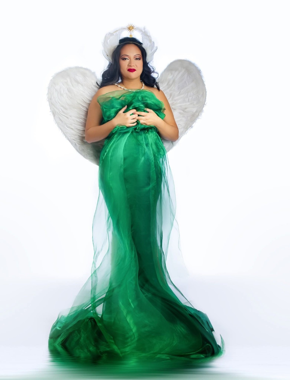Leimomi in a green healing portrait with white wings