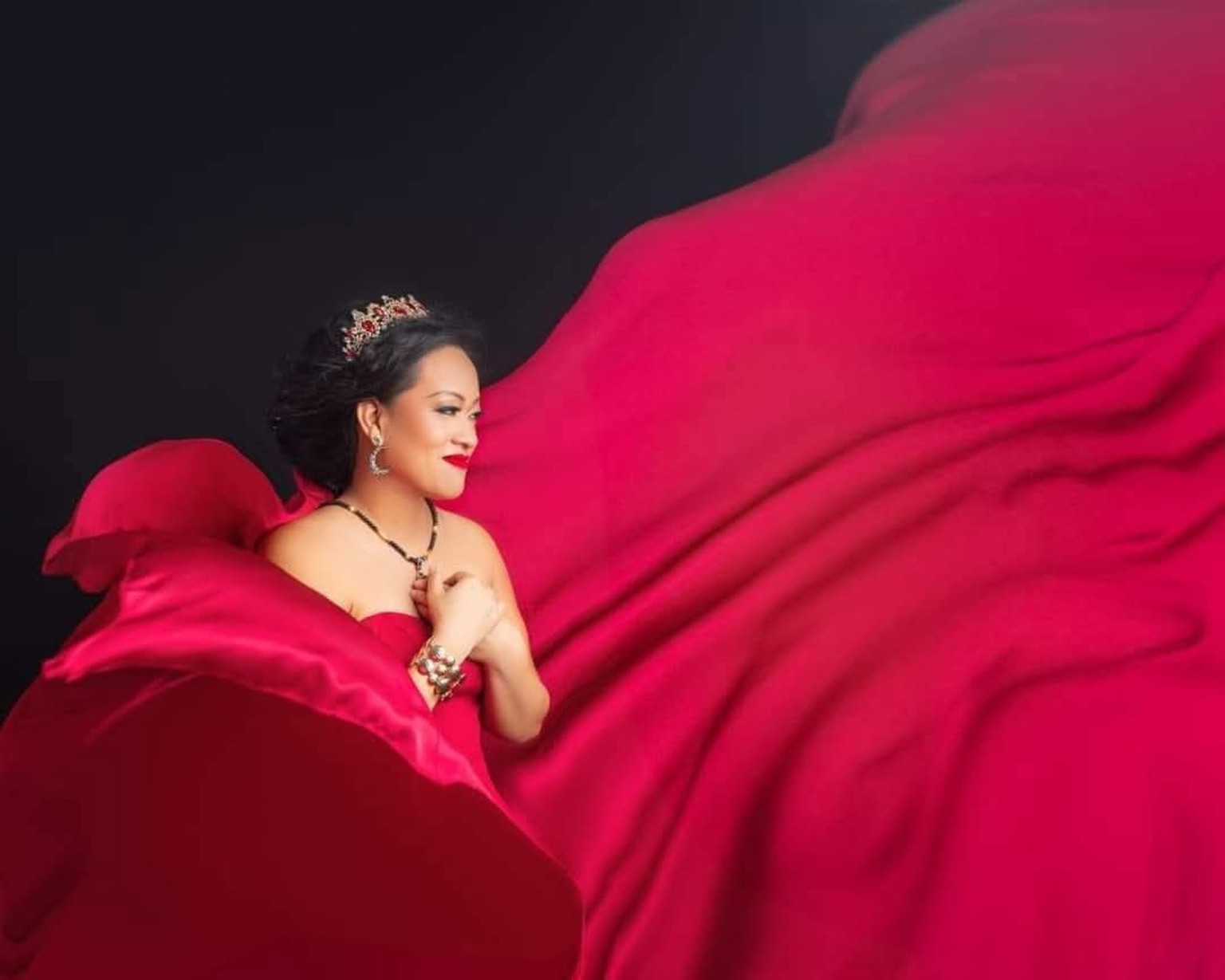 Leimomi in a flowing red gown